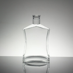 玻璃领橄榄油包装瓶,多边形设计和软木盖封闭 2