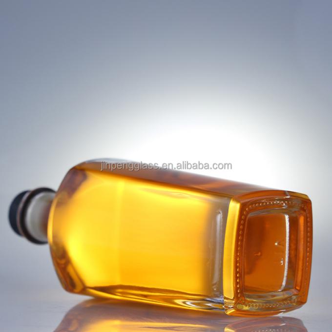 700 ml Square Gin Bottle with Cork Finish and Thick Bottom Made of Extra Flint Glass 5