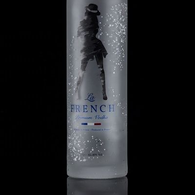 Classic Shape 700ml 750ml Frosted Applique Vodka Glass Bottle for Beverage Packaging