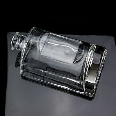 Customized Shape 750ml Vodka Glass Bottle with Cork Cap and Clear Finish in Round