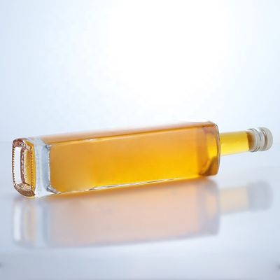 700ml High Flint Round Shape Liquor Glass Bottle with Custom Logo and Cork Top Finish